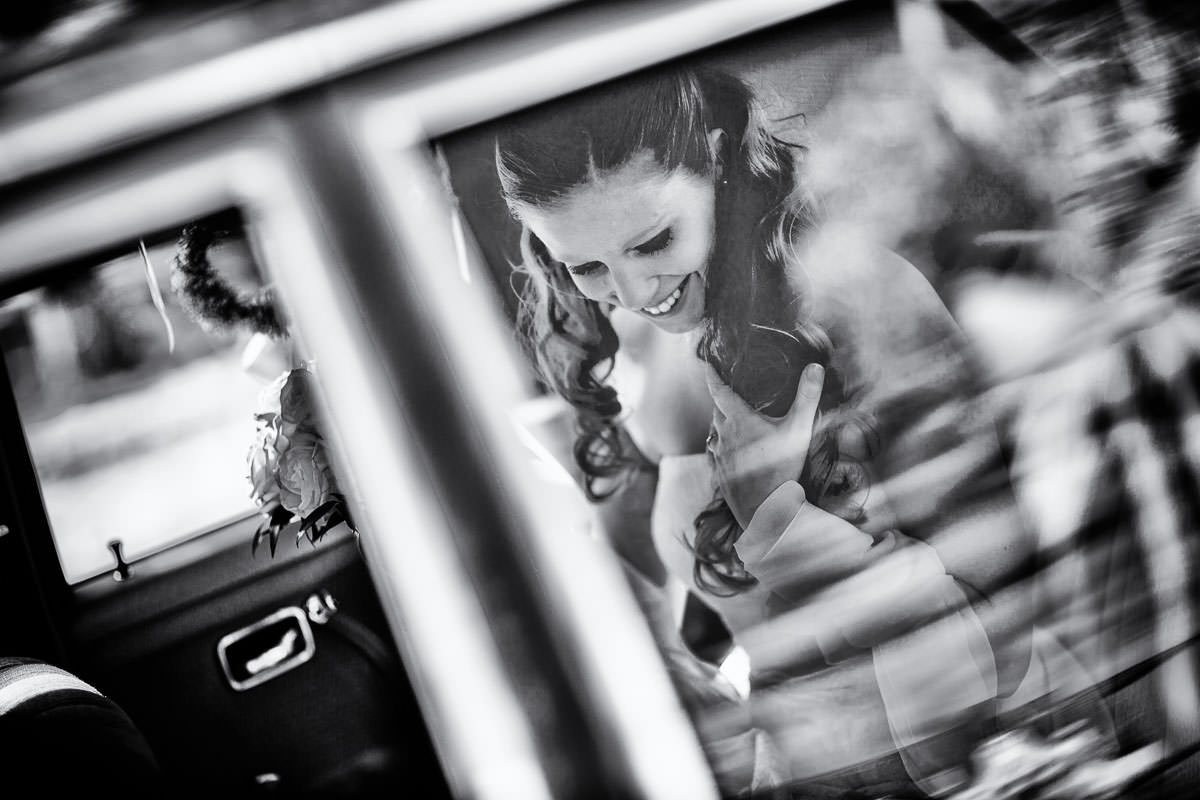 Hochzeitsreportage Bild im Auto einer Braut 