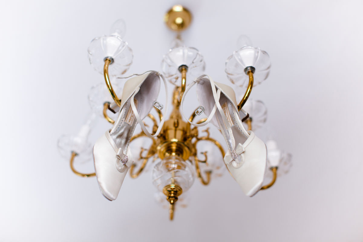 Details Brautschuhe im Schloss Neuhaus