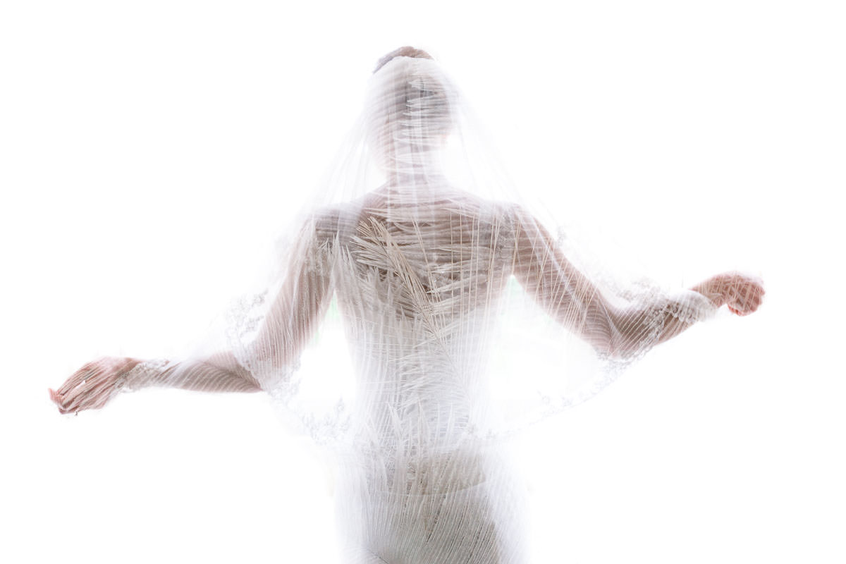 kreatives Brautfoto im Schloss Neuhaus