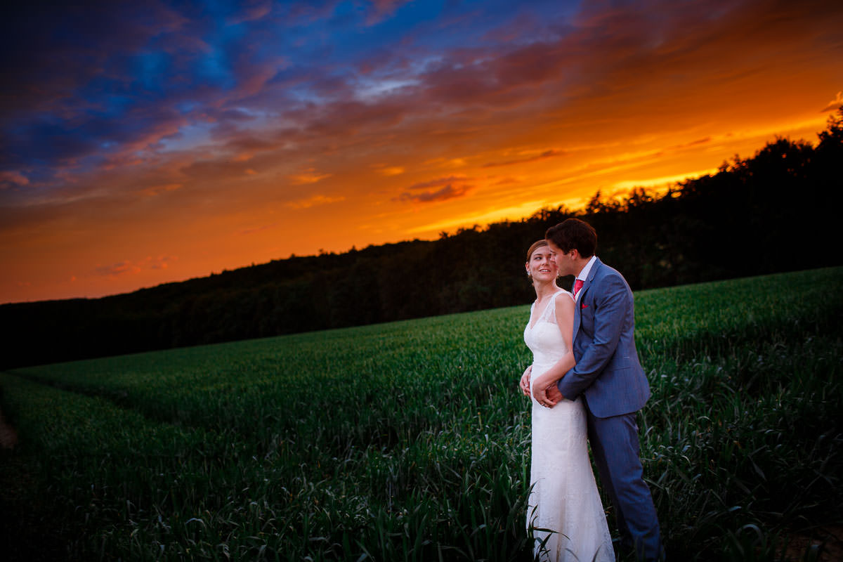 Hochzeitsbild bei Sonnenuntergang im Schloss Neuhaus
