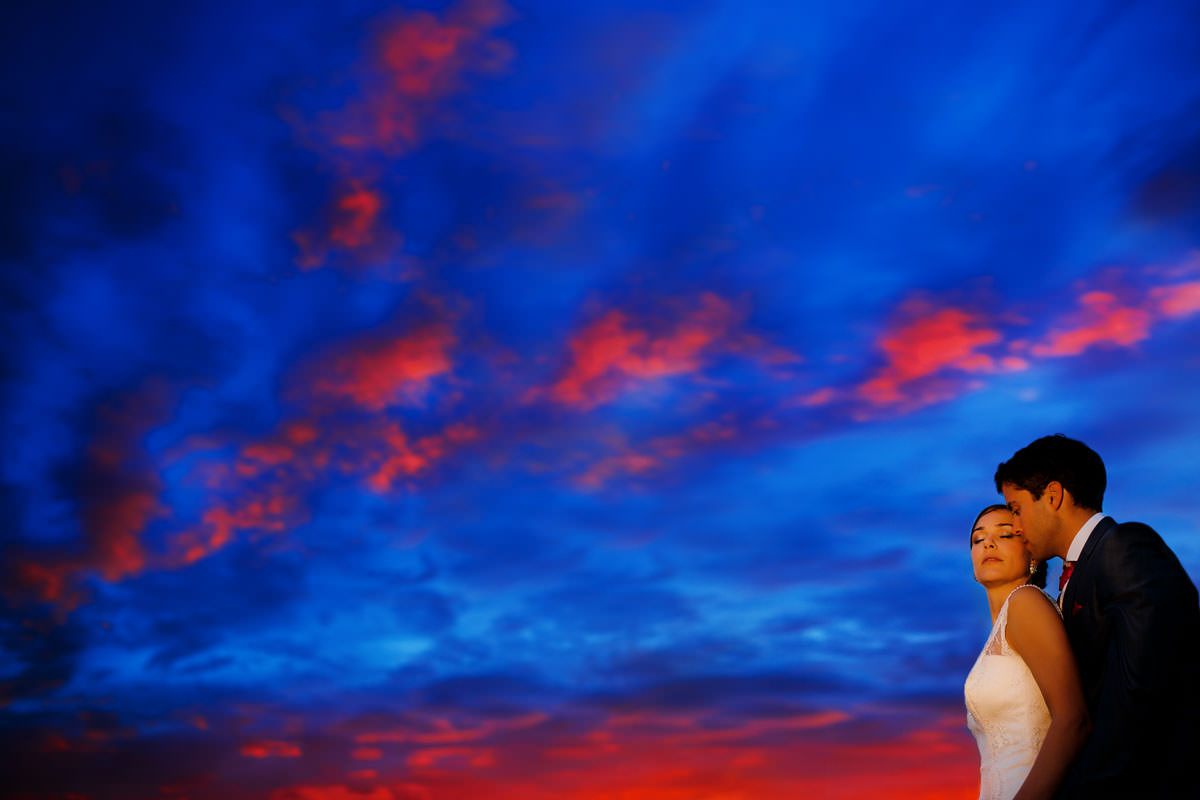 Hochzeitsbild bei Sonnenuntergang im Schloss Neuhaus