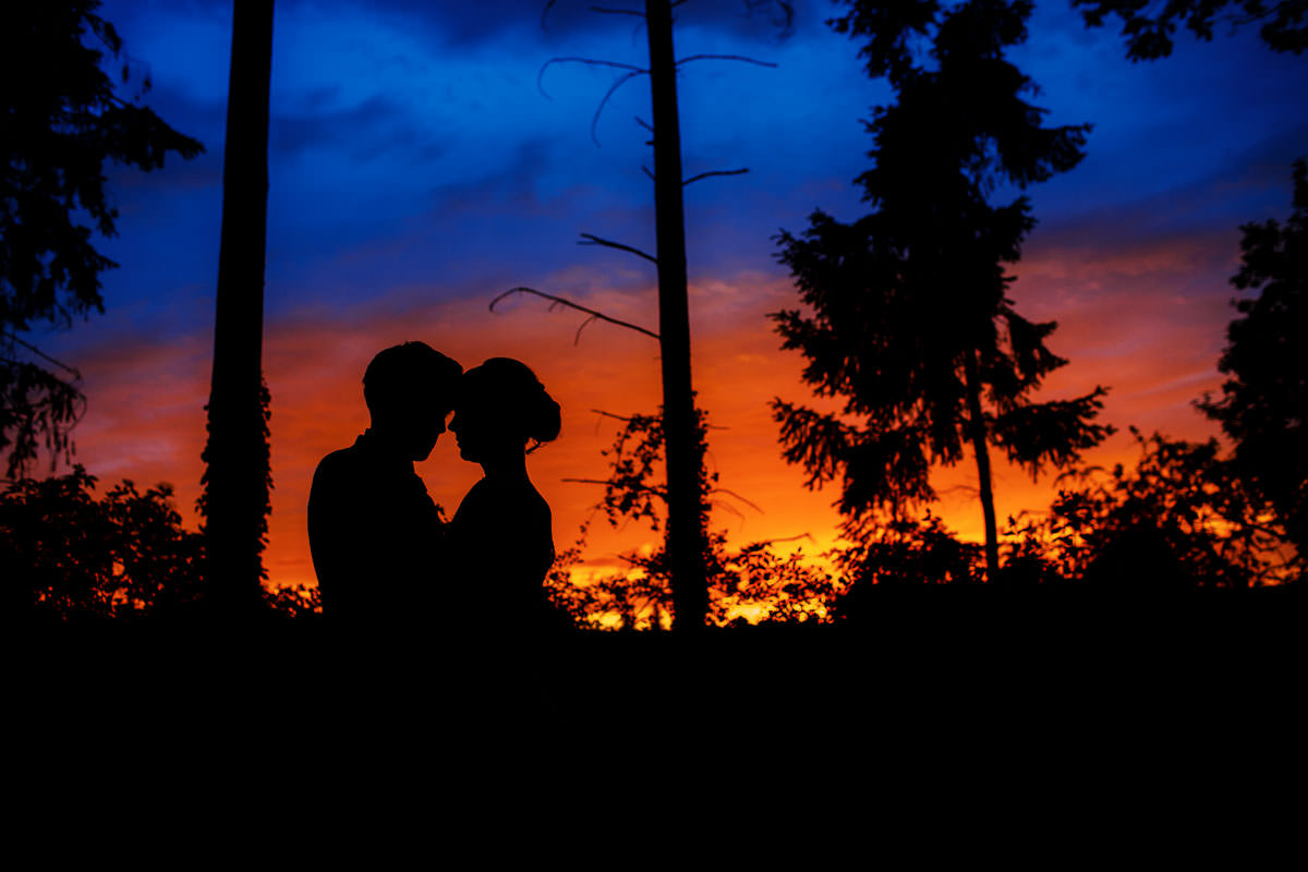 Hochzeitsbild bei Sonnenuntergang im Schloss Neuhaus