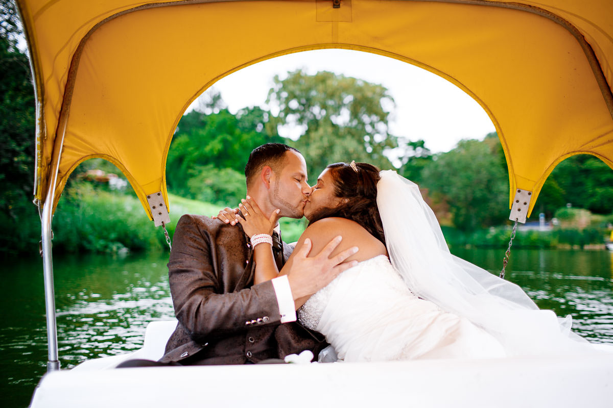 Braut und Bräutigam bei Gondoletta Fahrt im Luisenpark Mannheim