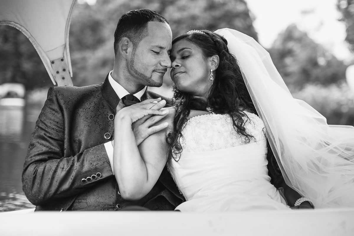 Braut und Bräutigam bei Gondoletta Fahrt im Luisenpark Mannheim