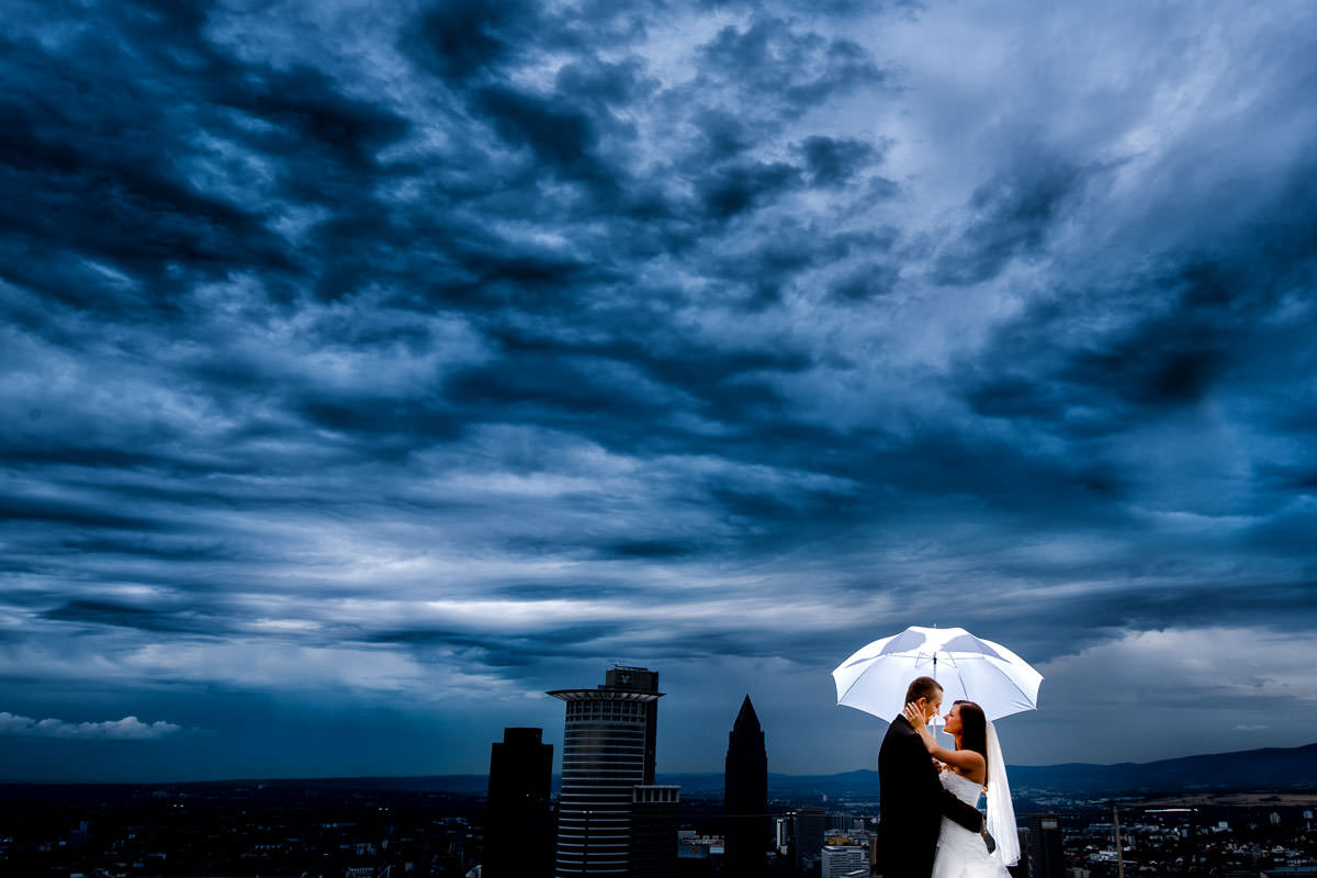 Hochzeitsfotos in Frankfurt bei Regen