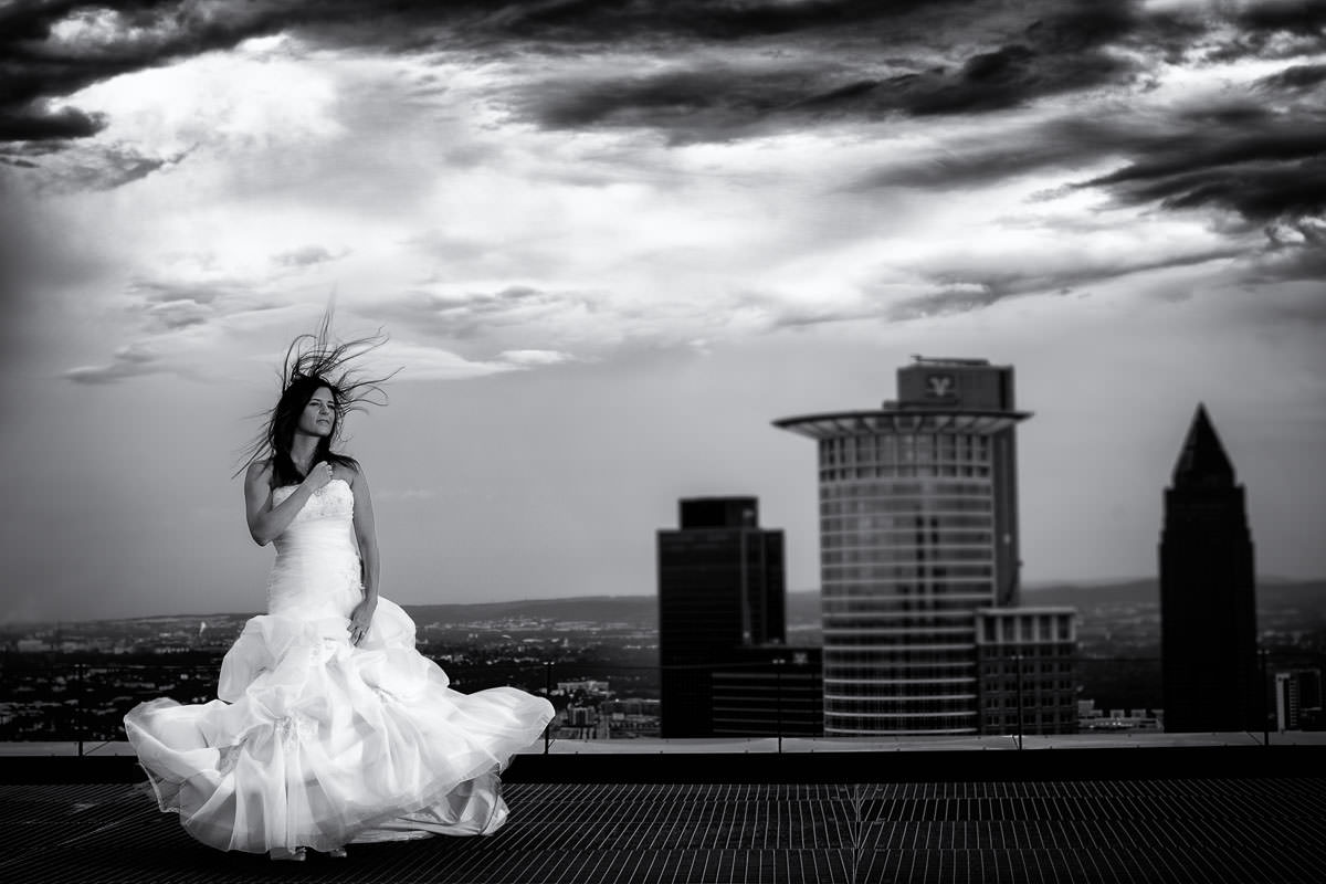 Hochzeitsfotos in Frankfurt mit Wind