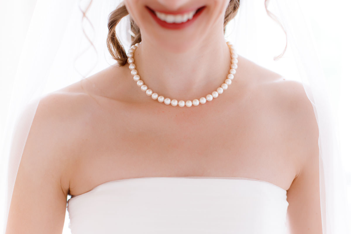 Detail Kette beim Brautstyling in Wiesbaden