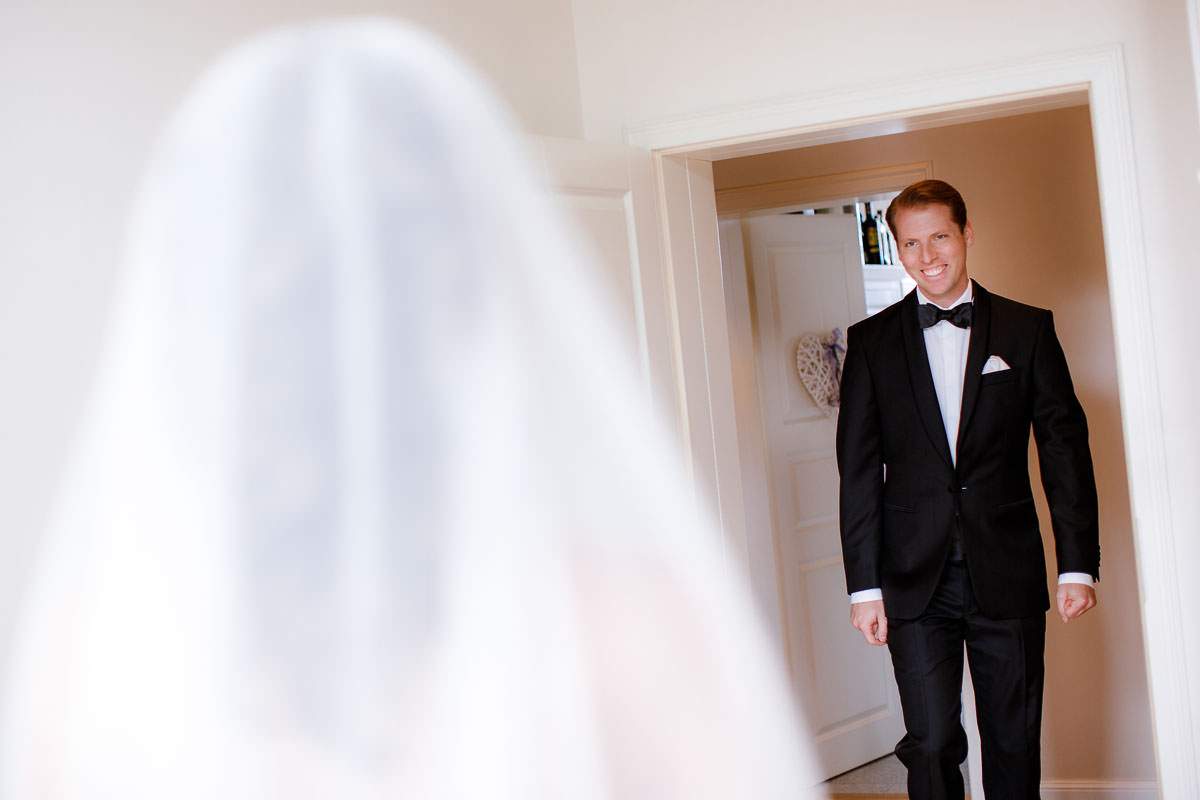 First Look einer Hochzeit in Wiesbaden