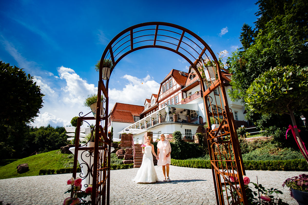 Hochzeitsreportage Hoher Darsberg Einzug der Braut