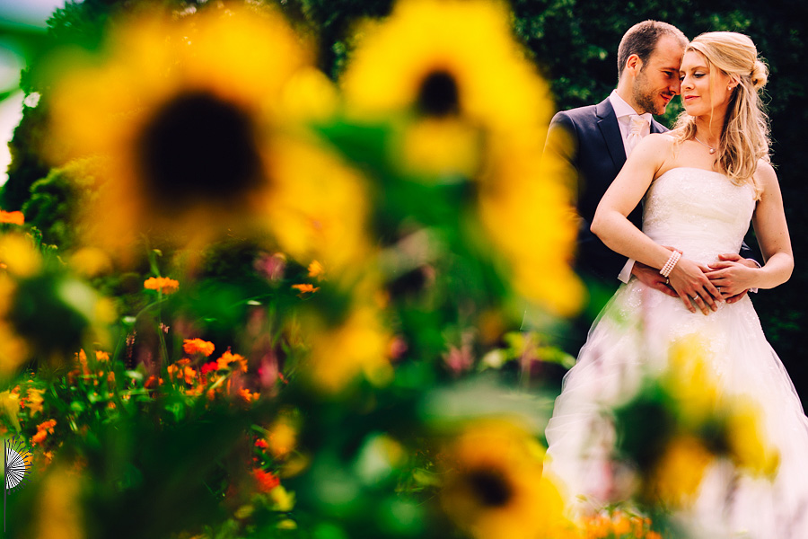 Hochzeitsfotograf Residenz Würzburg Portrait des Brautpaares mit Sonnenblumen
