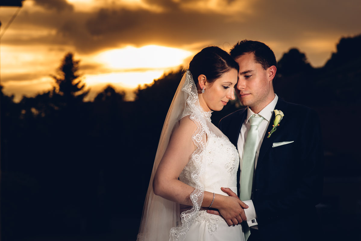 Hochzeitsfotos bei Sonnenuntergang im Schloss Wackerbarth