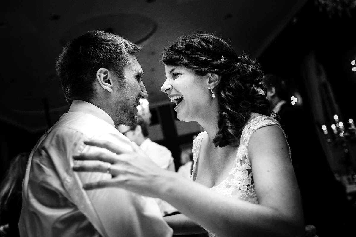 Brautpaar bei Hochzeitsfeier Gräflicher Park