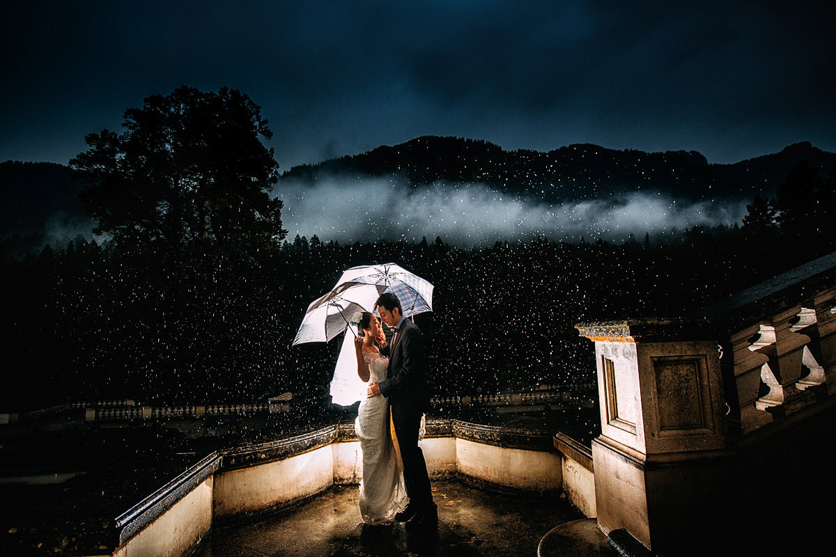 Hochzeitsbild im Regen