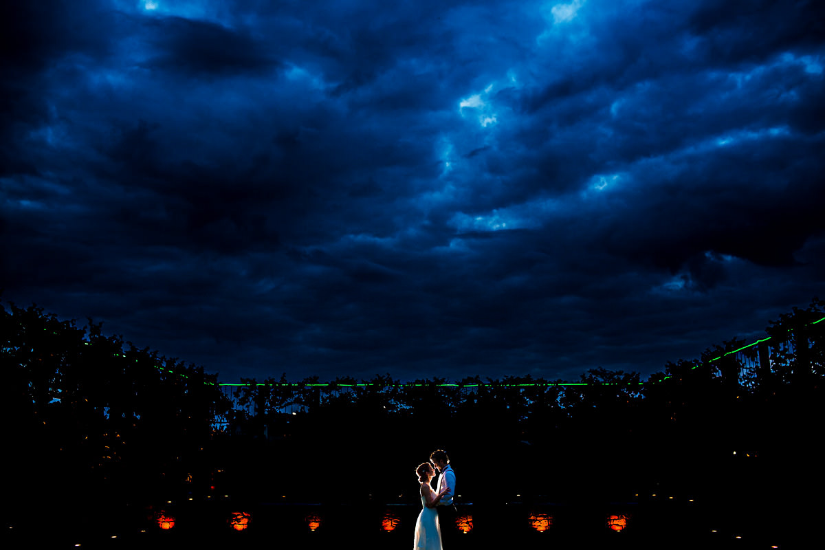 Hochzeitsfotos im Dunkeln zur blauen Stunde