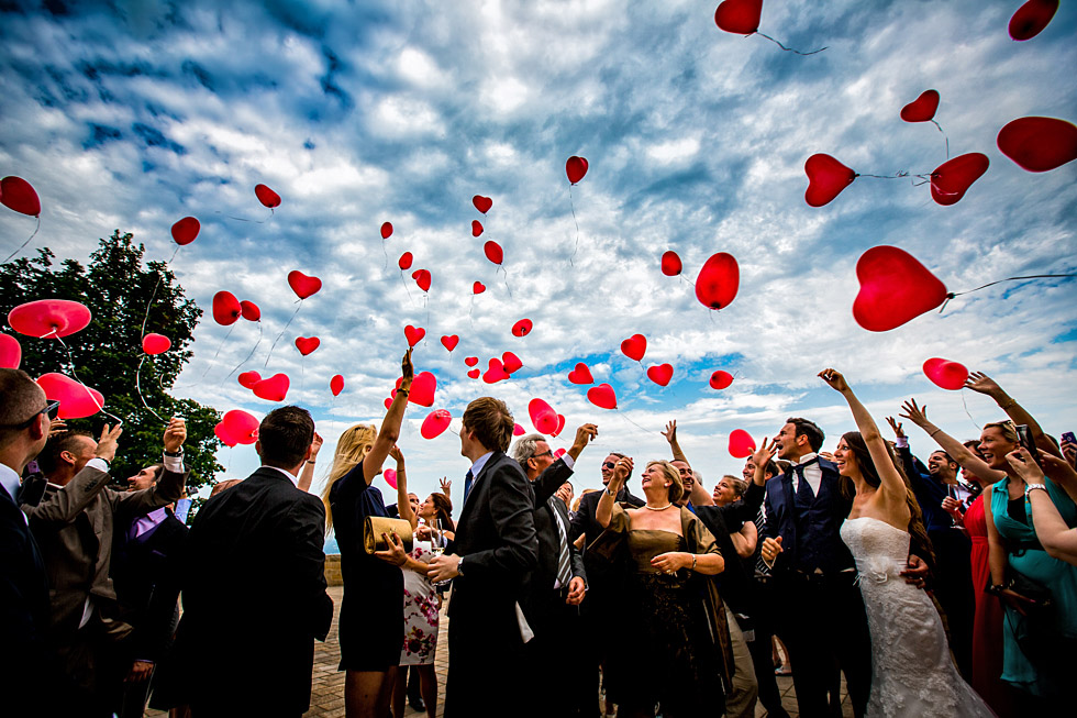 Hochzeitsreportage Hambacher Schloss Ballon steigen lassen