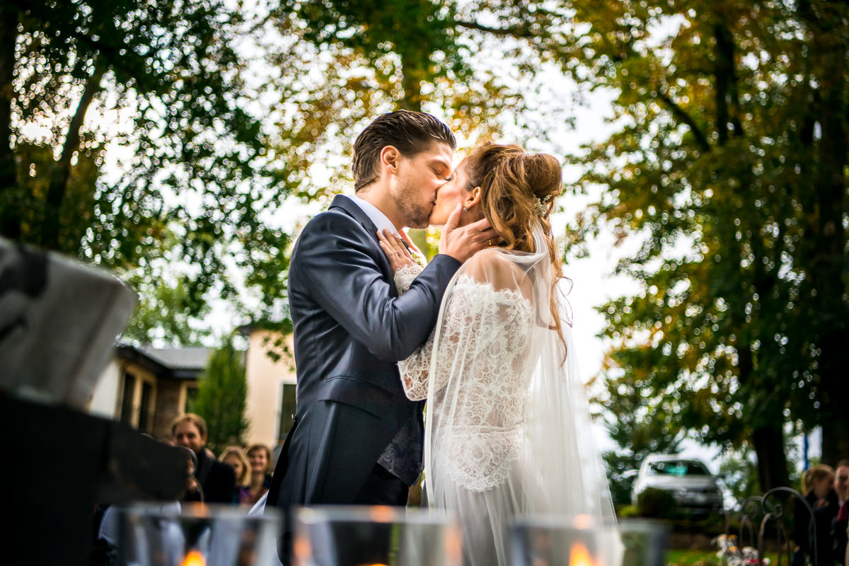Hochzeit Burg Schwarzenstein freie Trauung Kuss