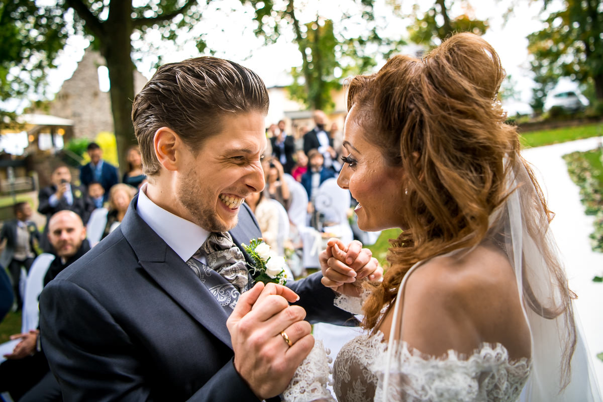 Hochzeit Burg Schwarzenstein freie Trauung Kuss