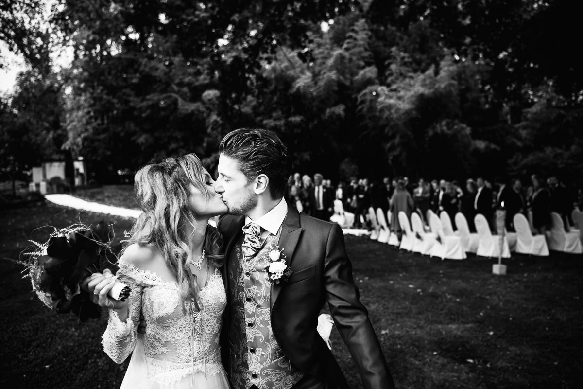 Hochzeit Burg Schwarzenstein freie Trauung Auszug Brautpaar