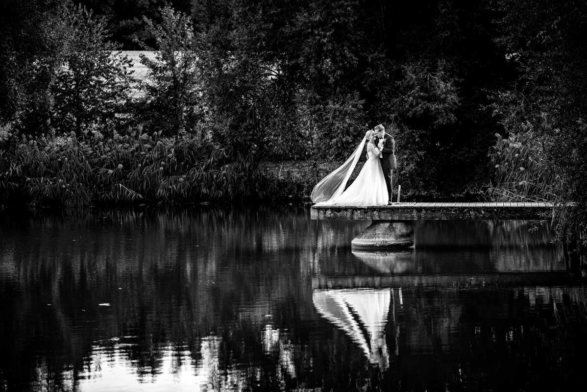 Hochzeitsfotograf Rotes Schloss Brautpaarportraits am See