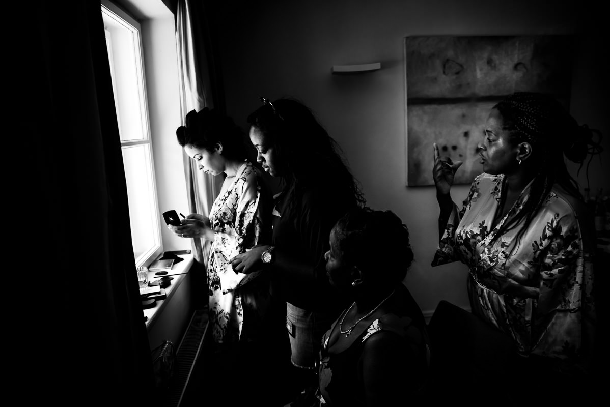 Hochzeitsfotograf La Villa Brautvorbereitung Momente mit Familie