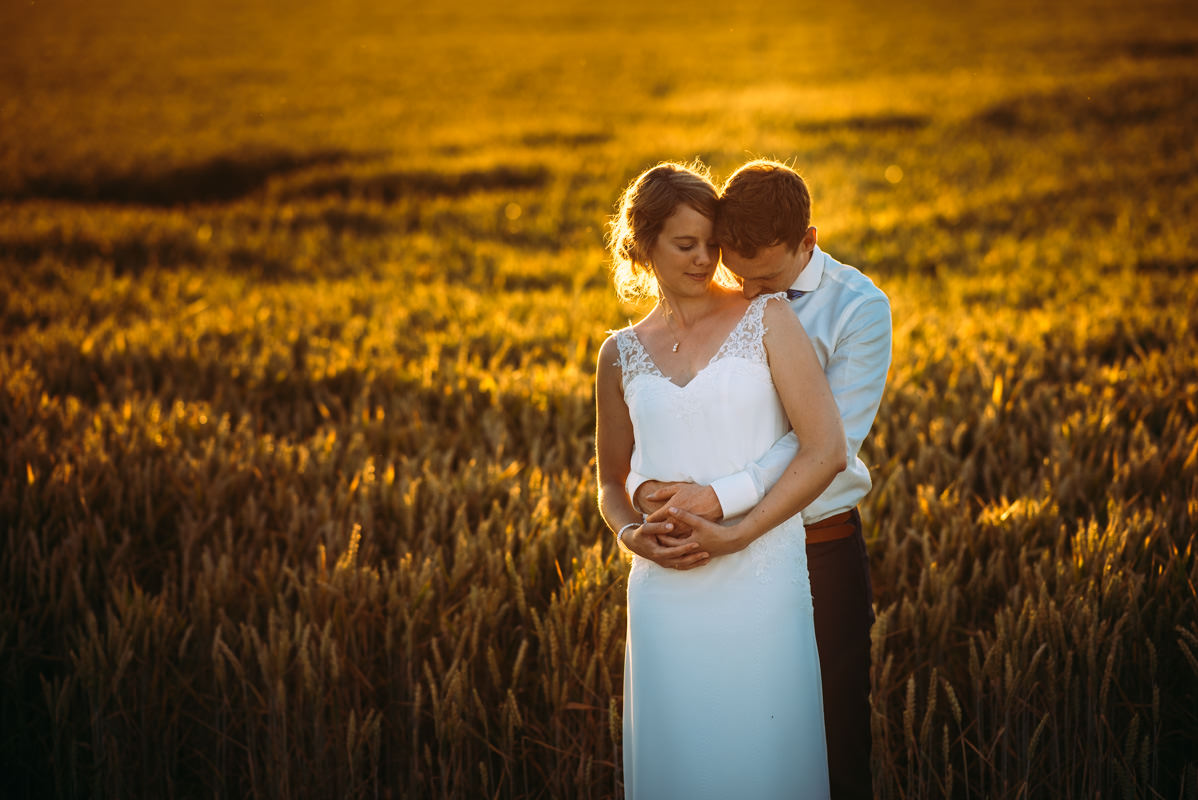 Hochzeitsportraits im Weizenfeld