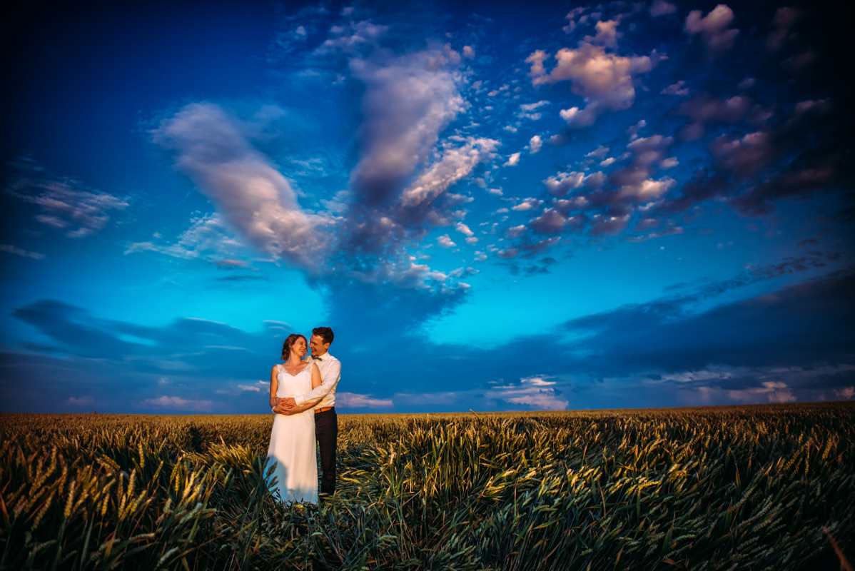 Hochzeitsportraits im Weizenfeld