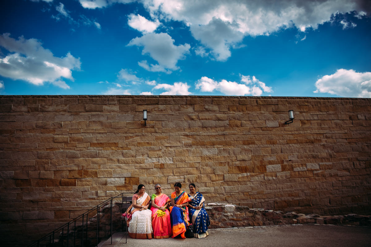 Hochzeitsgäste bei einer indischen Hochzeit