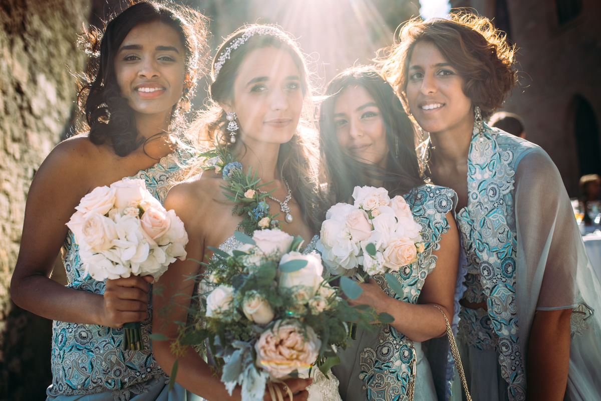 Braut und Brautjungfern bei einer Asiatischen Hochzeit