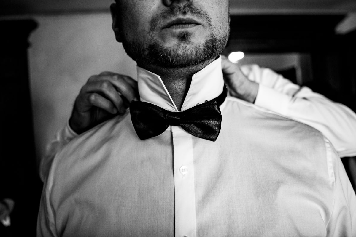 Hochzeit Schloss Romrod gettign ready Bräutigam