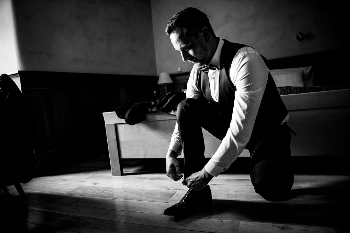 Hochzeit Schloss Romrod gettign ready Bräutigam