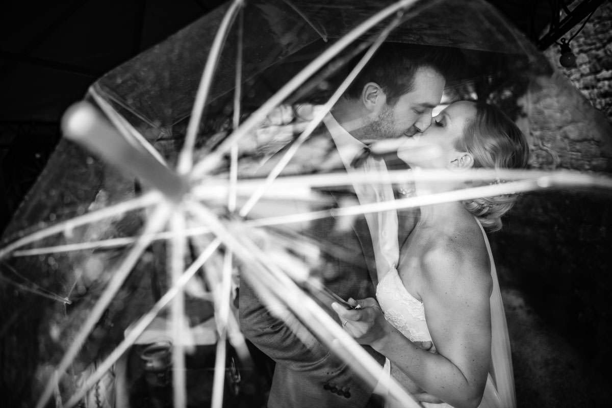 Hochzeitsfoto mit Regenschirm