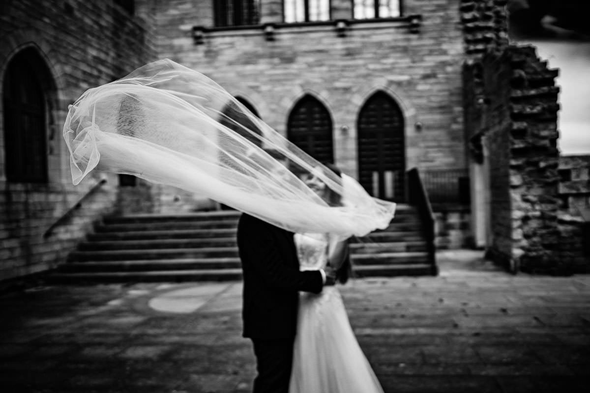 Hochzeitsfotos Schloss Hambach mit wehendem Schleier