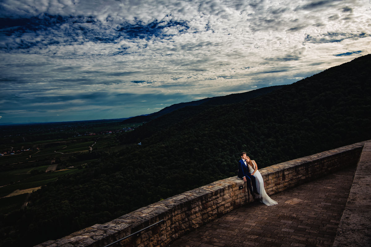Brautpaarfotos mit Aussicht auf die Pfalz