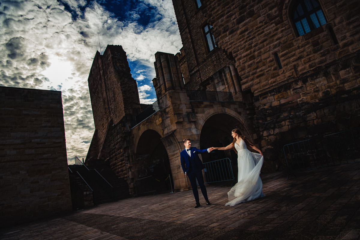 Brautpaar vor dem Schloss Hambach in der Pfalz