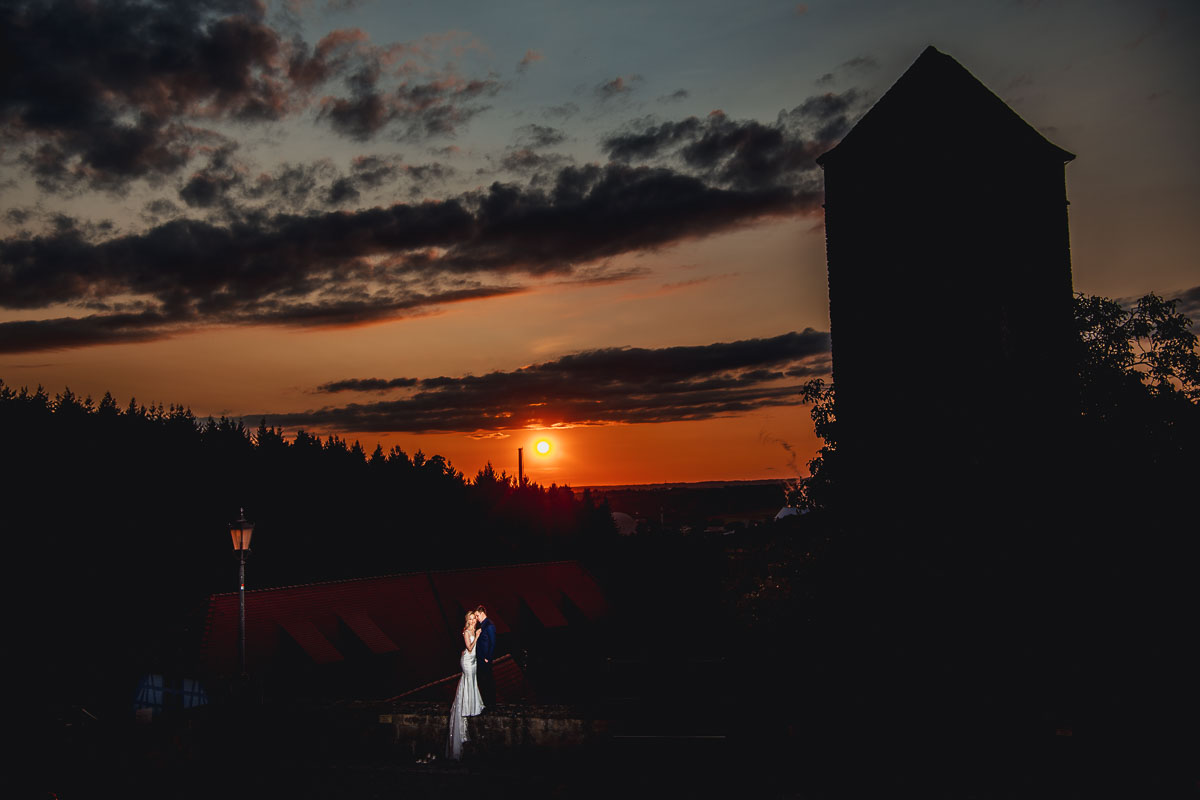 Brautpaarshooting bei Sonnenuntergang im Schloss Liebenstein
