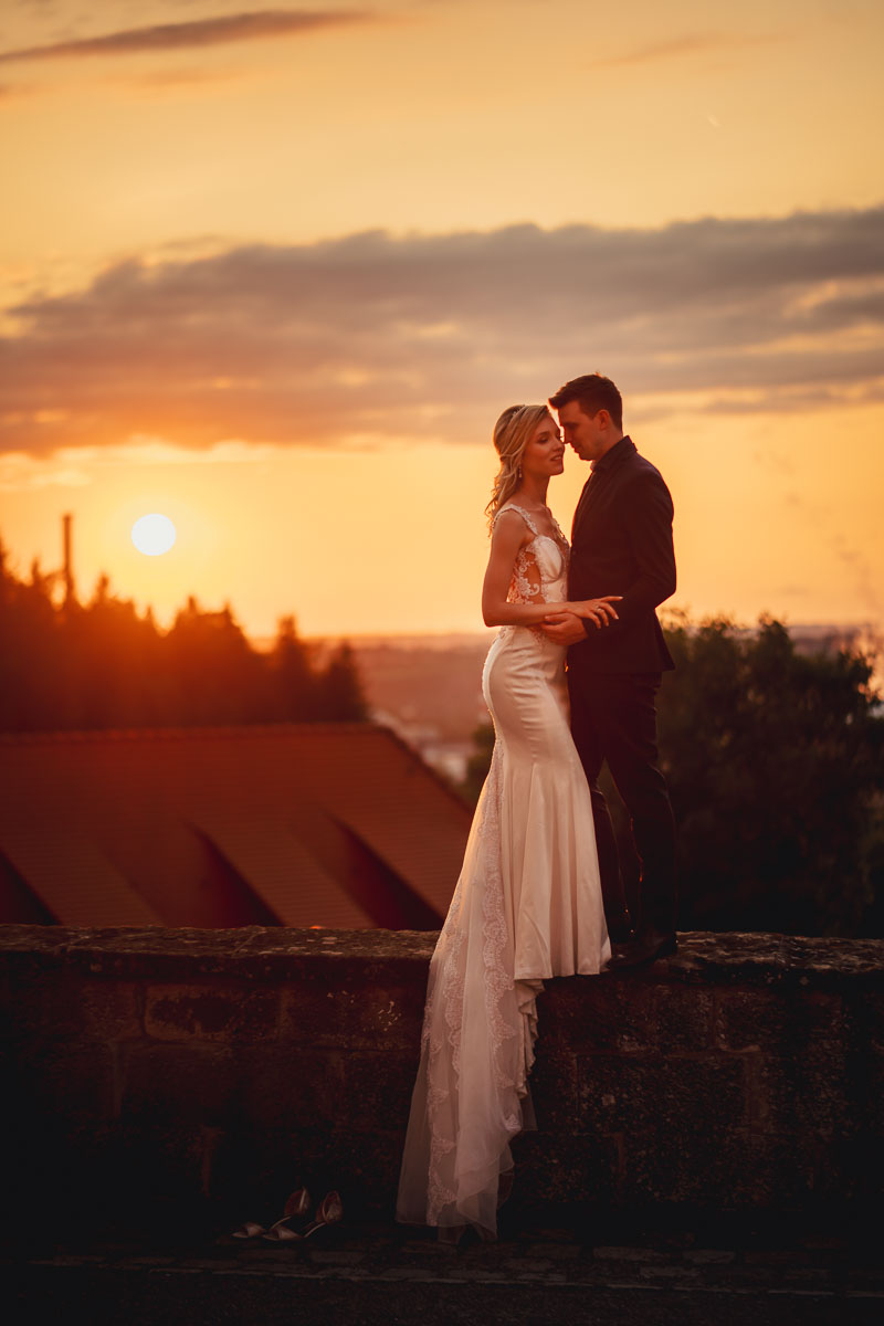 Brautpaarshooting bei Sonnenuntergang im Schloss Liebenstein