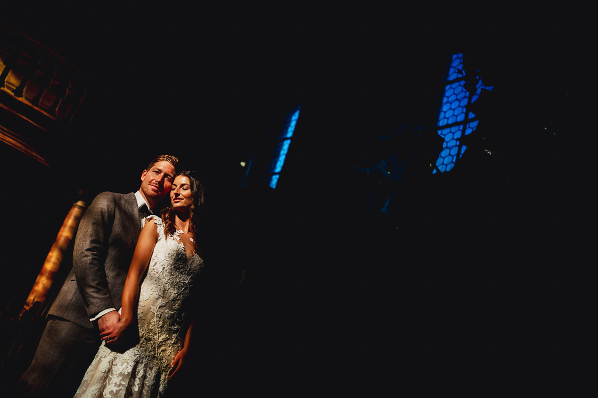 Hochzeitsfotos in der Kirche bei einer Hochzeit zu Hause
