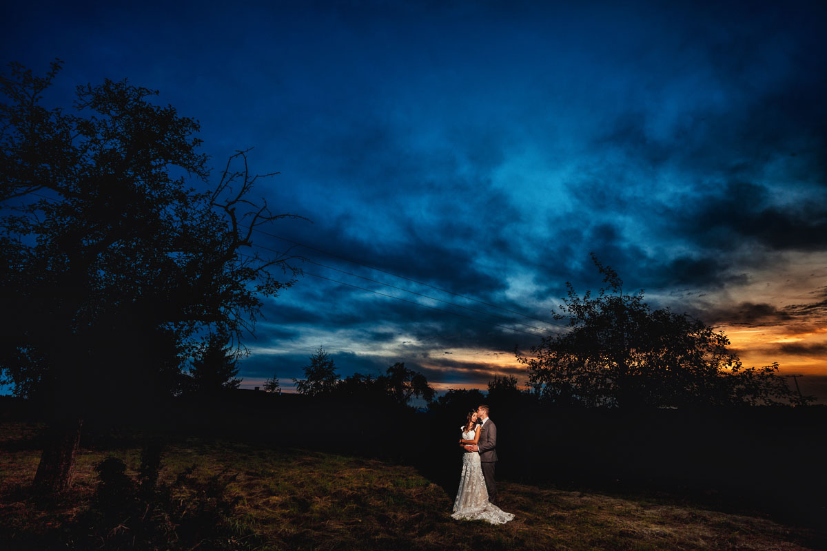 Hochzeitsfotos zu Hause bei Sonnenuntergang