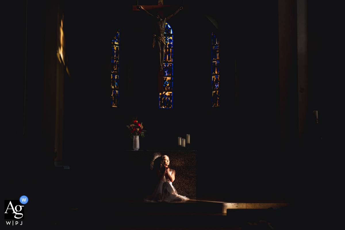 Hochzeitsfotos in einer Kirche