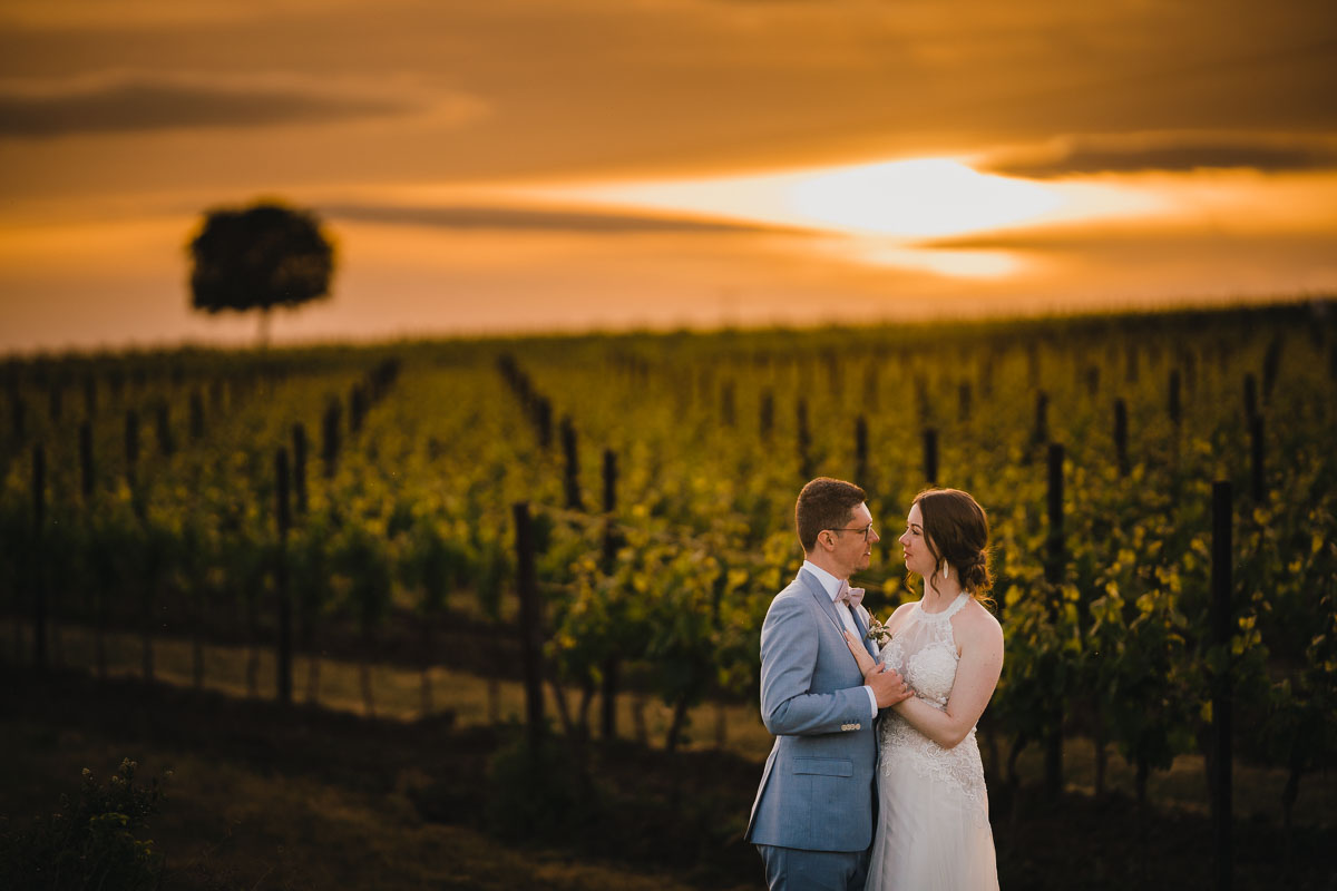 Weingut Mussler Hochzeit Hochzeitsbild beim Sonnenuntergang