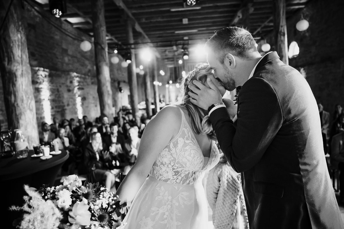 freie Trauung im Gut Kragenhof in der Scheune