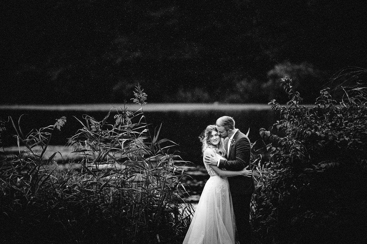 Hochzeitsbild mit Regen bei einer Hochzeit im Gut Kragenhof