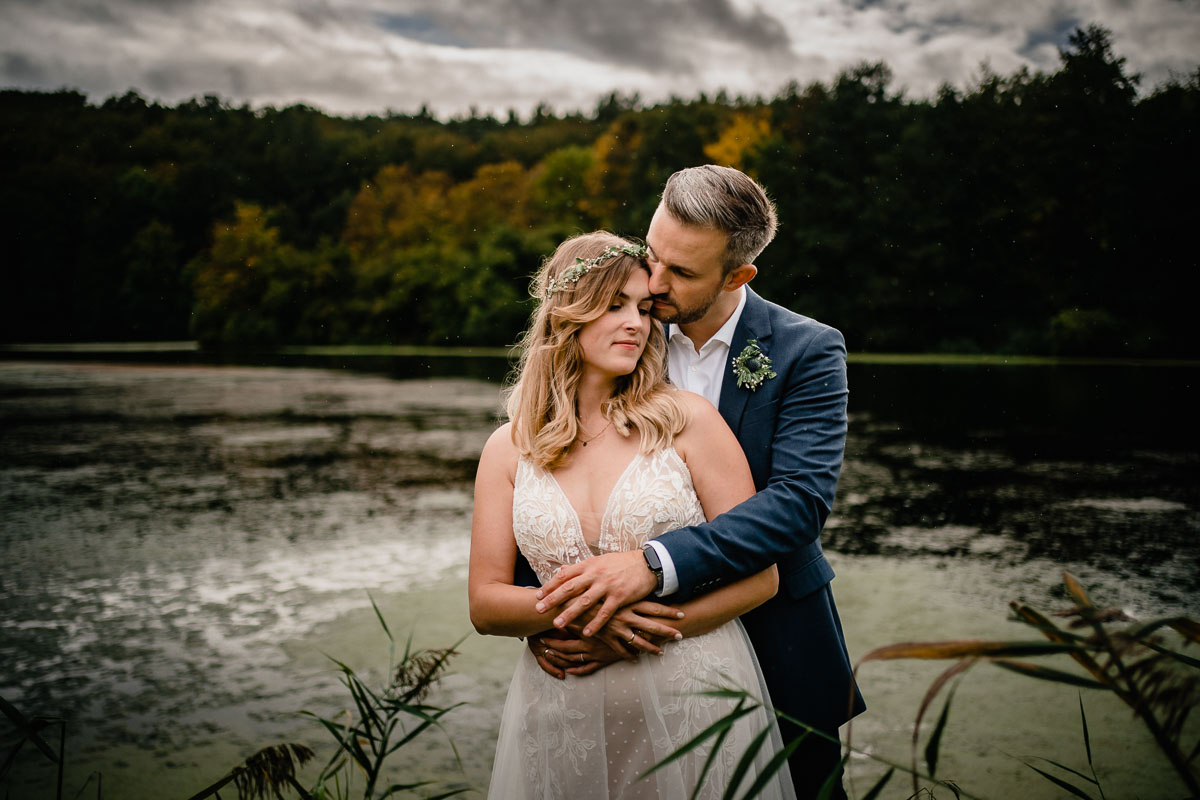 Hochzeitsbild mit Regen bei einer Hochzeit im Gut Kragenhof