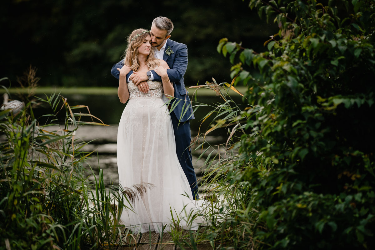 Hochzeitsbild mit Regen bei einer Hochzeit im Gut Kragenhof