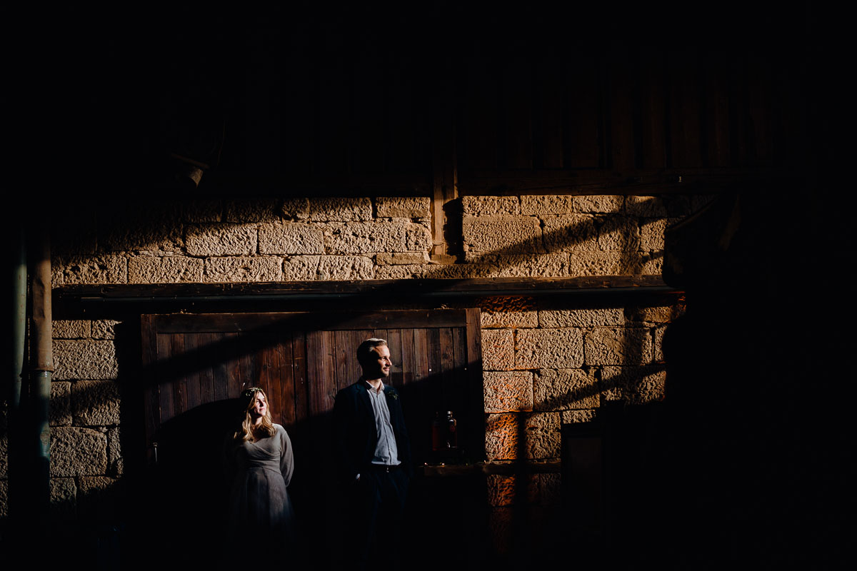 Hochzeitsbild in der Scheune im Gut Kragenhof