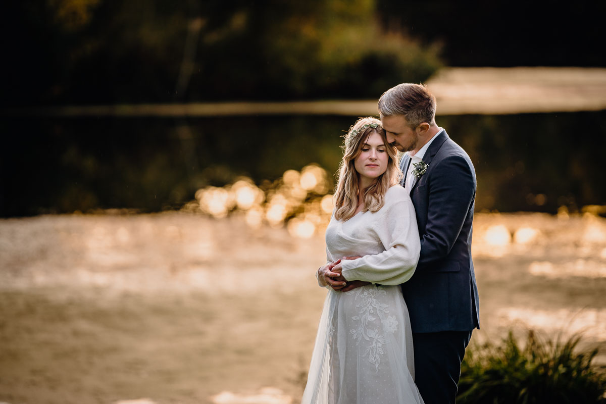 Hochzeitsbild bei Sonnenuntergang im Gut Kragenhof