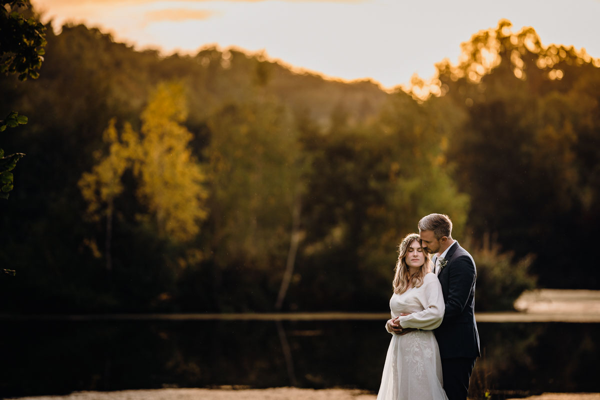 Hochzeitsbild bei Sonnenuntergang im Gut Kragenhof