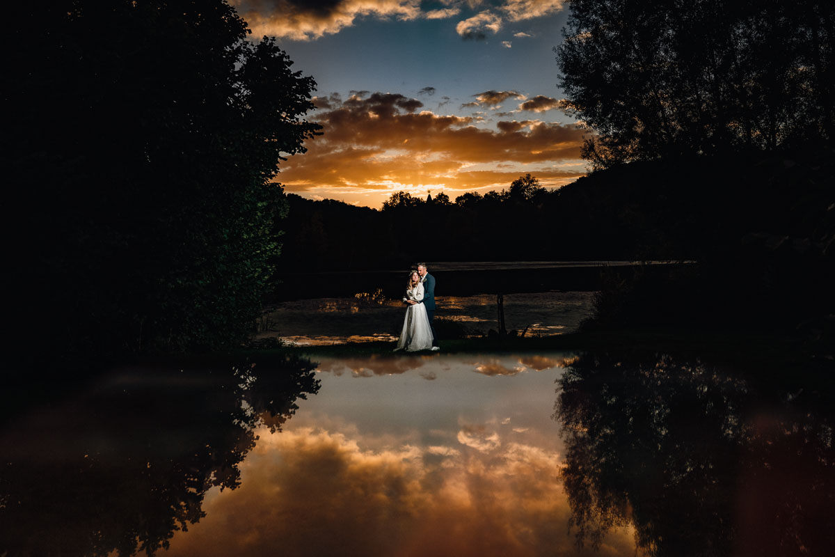 Hochzeitsbild bei Sonnenuntergang im Gut Kragenhof