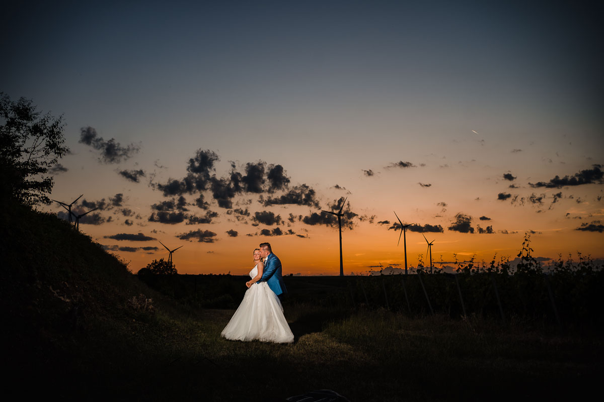 Hochzeitsfotos bei Sonnenuntergang im Weinkastell Kloppberg in Dittelsheim Heßloch, Stöckbauers Weinkastell