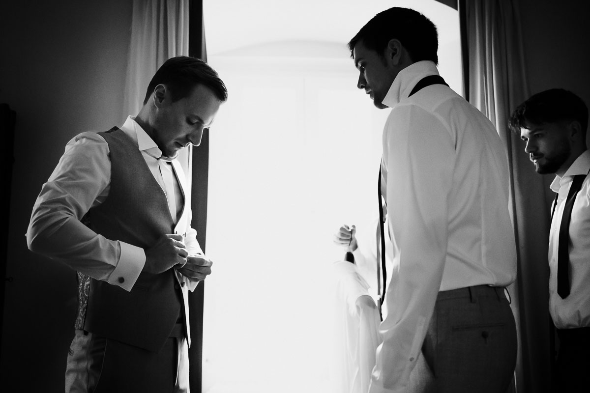 Hochzeitsreportage Schloss Neuhaus Vorbereitungen Bräutigam